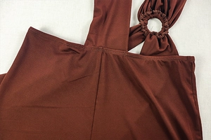 Détail de la combinaison marron rouge avec anneau en tissu et coutures de précision