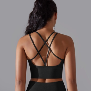 Gros plan sur les bretelles croisées du soutien-gorge de sport noir à texture côtelée