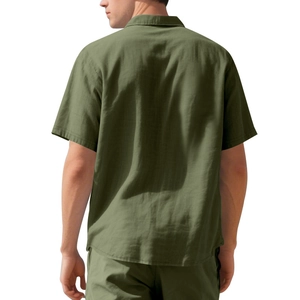 Rückansicht von Herren-Set aus olivgrünem Kurzarmhemd und Shorts aus Baumwoll-Leinen