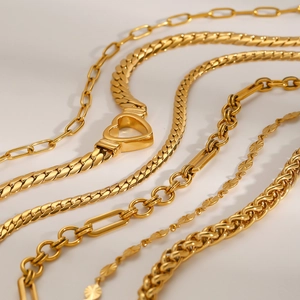 Mehrlagiges goldenes Edelstahl-Halsketten-Set mit Panzer-, Schlangen- und Herzverschluss