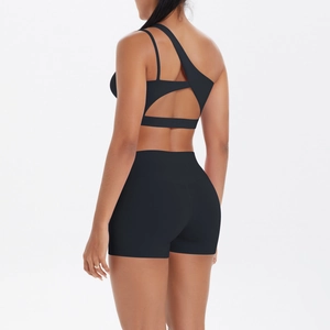 Detail des Rückenausschnitt-Designs beim schwarzen One-Shoulder-Yoga-Sport-BH