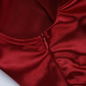 Vue macro d'une fermeture éclair invisible sur un tissu satiné bordeaux lisse