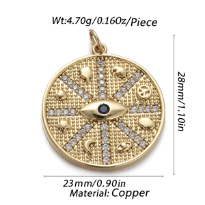 Goldener Evil Eye Rundanhänger mit Zirkonia und eingravierten Symbolen auf Kupferbasis