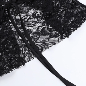 Gros plan sur la dentelle noire à motifs floraux avec détail de bretelle satinée
