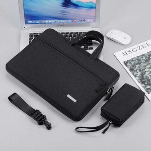 Set borsa porta PC nera con custodia per accessori e tracolla su sfondo grigio chiaro