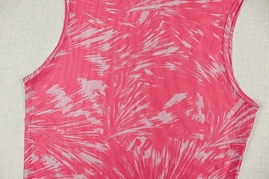 Nahaufnahme des rosa ärmellosen Kleides mit weißem Federmuster und paspelierten Armlöchern