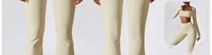 Detalle del conjunto de yoga beige con top corto de manga larga y pantalones campana