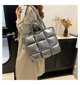 Borsa tote trapuntata argento con trama imbottita e motivo a grandi quadri sulla spalla