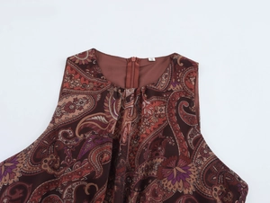 Dettaglio dello scollo in chiffon paisley con etichetta taglia S e zip invisibile sul retro