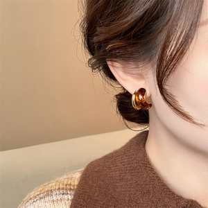 Retro amber resin and gold C-shaped double-layer hoop earrings shown on a model