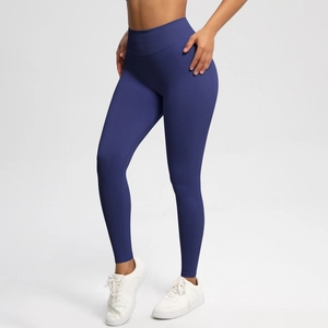 Makro-Detail der nahtlosen High-Waist-Yoga-Leggings in Dunkelblau mit blickdichtem Stoff