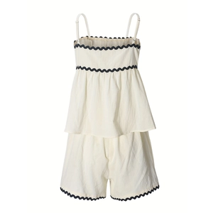 Detailaufnahme der gewellten blauen Borte am cremefarbenen Leinen-Set aus Top und Shorts