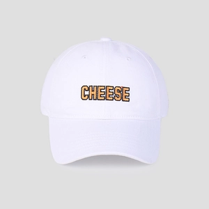 Vorderansicht einer weißen Baseballkappe mit hochwertiger CHEESE-Buchstabenstickerei