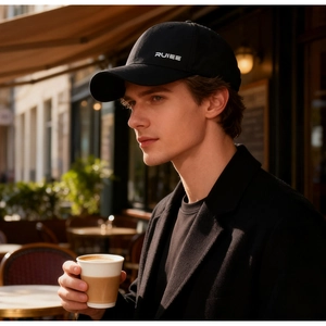 Détail de la broderie RUIEE sur une casquette de baseball noire en coton pour homme