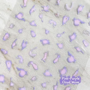 Japanischer Stil Nagelaufkleber mit rosa-violetten Wolken-Wellen-Mustern auf Marmor