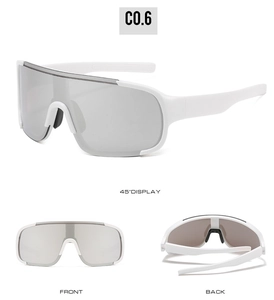 Vues multiples des lunettes de cyclisme blanches avec verres miroirs et monture aérodynamique