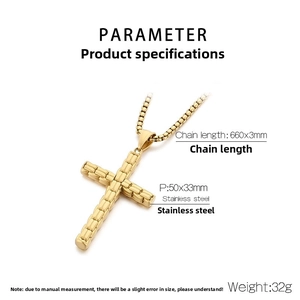 Vue détaillée du pendentif croix en acier inoxydable doré avec dimensions 50x33mm et chaîne