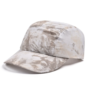 Détail de la casquette camper 5 pans tie-dye avec motif marbré et œillets en métal