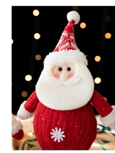 Gros plan d'un sac cadeau tricoté Père Noël avec textures de flocons et peluche douce