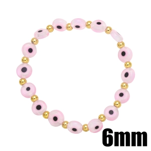 Dettaglio delle perle in vetro Evil Eye rosa da 6mm con distanziatori dorati sul bracciale