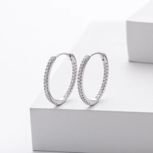 Vue détaillée des boucles d'oreilles créoles en argent S925 serties de zircons cubiques