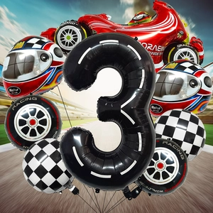 Detail van racefeestpakket met grote cijfer 3 folieballon en geruite raceauto decoratie