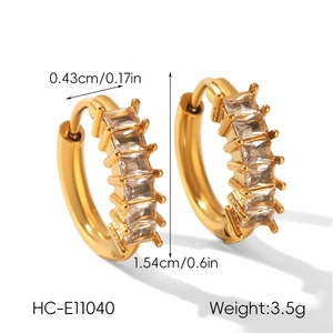 Vue détaillée de créoles plaquées or avec dimensions 1,54 cm de hauteur et 0,43 cm de largeur