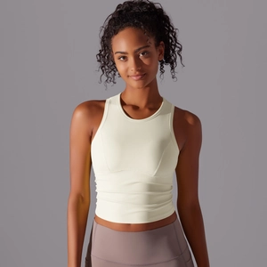 Détail du dos nageur et de la texture plissée de ce débardeur de yoga ajusté et sport