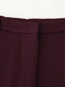 Détail de la taille du pantalon de costume bordeaux avec couture invisible