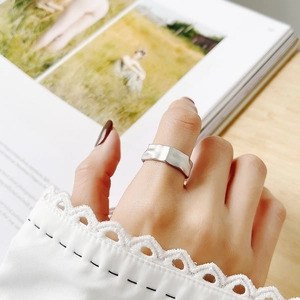 Minimalist S925 sterling silver open ring with irregular hammered texture on model hand