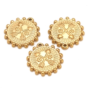 Vue détaillée de trois pendentifs en acier inoxydable doré avec motif soleil et flèches