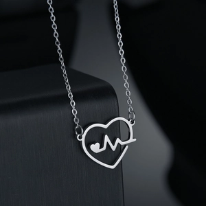 Collana con pendente a cuore in argento lucido con design della linea del battito
