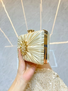 Champagnerfarbene Satin-Clutch mit Strassblume und Goldrahmen für formelle Anlässe