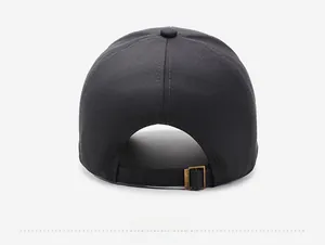 Détail de la casquette de baseball gris anthracite avec lanière de réglage en métal au dos