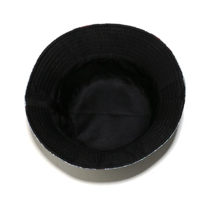 Dettaglio interno del cappello nero con cuciture circolari precise e fodera in cotone morbido