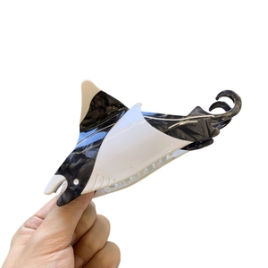 Pince à cheveux raie manta en acétate avec motif marbré noir et blanc élégant