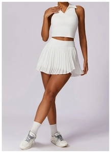 Weißes ärmelloses Polo-Crop-Top und plissiertes Tennis-Rock-Set für sportliche Übungen
