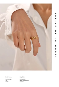 Vue détaillée d'une bague tressée plaquée or 18K portée par un mannequin en chemise