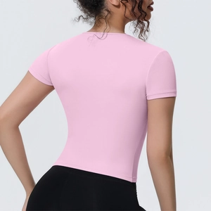 Vue arrière d'un t-shirt de yoga rose ajusté montrant la coupe athlétique