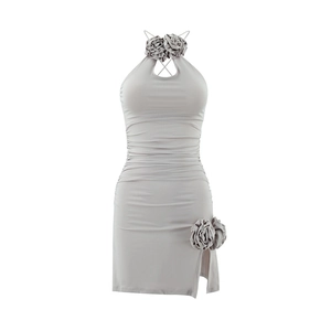 Mini-robe dos nu gris clair avec fleurs 3D et coupe moulante à détails froncés
