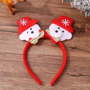 Détail de serre-tête de Noël avec ours en peluche blancs et chapeaux rouges enneigés