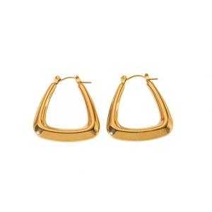 Vue détaillée des boucles d'oreilles triangulaires en acier inoxydable plaqué or 18K