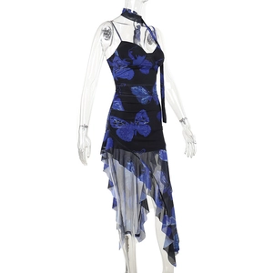 Dettaglio del vestito floreale con volant, orlo asimmetrico e choker abbinato