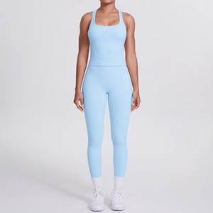 Détail de l'ensemble de yoga bleu clair avec legging taille haute et débardeur sport