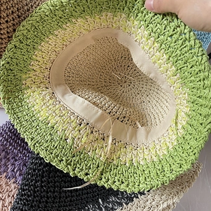 Cappello di paglia all'uncinetto regolabile con cordoncino interno e trama fatta a mano