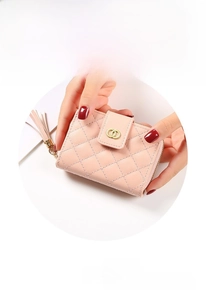 Vue détaillée du portefeuille court rose matelassé avec pompon et boucle dorée