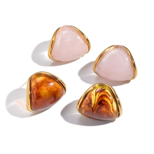 Boucles d'oreilles triangulaires en résine marron et pierre rose avec bordure dorée
