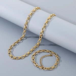 Détail d'un ensemble collier et bracelet en acier inoxydable doré avec maillons texturés