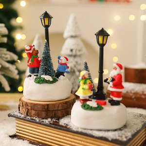 Miniatura natalizia in resina con Babbo Natale e pupazzo di neve su base di legno