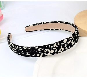 Detail of leopard print padded headband with non-slip velvet lining and fabric texture